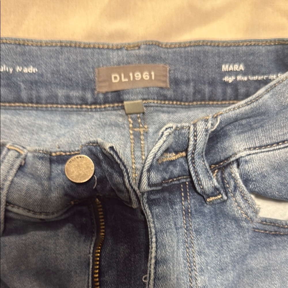 DL1961 Blue Jeans Classic Denim with Vintage Wash